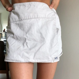 Kjol-shorts - Shorts med kjolstycke framtill i ljusbeige färg