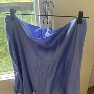 Silkskirt Other Stories - Silkeskjørt fra Other Stories. Brukt 1 gang. Størrelse 42. Små i størrelsen. Ny pris var 490kr. Silkskirt from Other Stories. Used once. Size 42. Small in size. New price was 490kr.