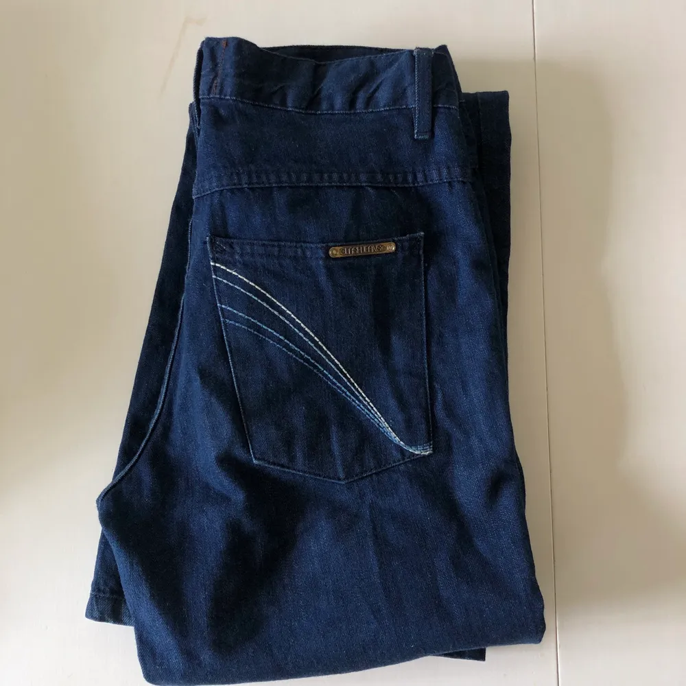 Midwaist utsvängda jeans i blå färg🥳. Jeans & Byxor.