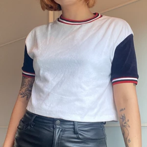 Croptop  - Använd några få gånger så är i fint skick! Är i ett lite tjockare