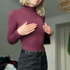 Vinröd polotröja i xs från Gina - Vinröd polotröja i xs från Gina. Säljer plagget så tröjan tyvärr är för liten! Polotröja har använts några gånger!