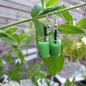 Bobba tea örhängen! - Hej nu säljer jag dom här jätte finna bobba tea örhängena! Dom finns just nu bara i lila och grön uppe! Du får med dig ploppar! Det är inte äkta silver! Hoppas du gillar dom! 