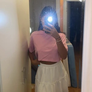 rosa kort t-shirt - en rosa kort t-shirt från zara. Säljer pga att jag inte tycker att jag passar i rosa. Säljer för 60kr + frakt som är 40kr