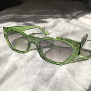 Gröna solglasögon från Shein. Använd endast en gång. Du får med ett glasögonfodral! 🌸
