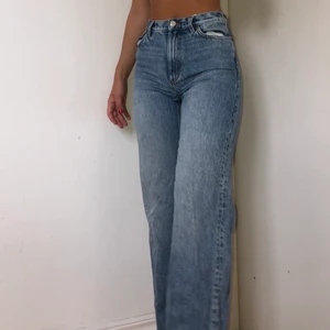 Highwaisted jeans  - Säljer dessa superfina byxorna som jag lagt upp tidigare fast i en storlek mindre. Knappt använda då dessa är för små för mig. Jag är 172 cm och de är en aning för korta för min smak. Storleken är Moniks 25 men de passar en Xs/34. Mina andra är något längre och lite större i midjan. Pris 225kr exkl 50% av frakten. 