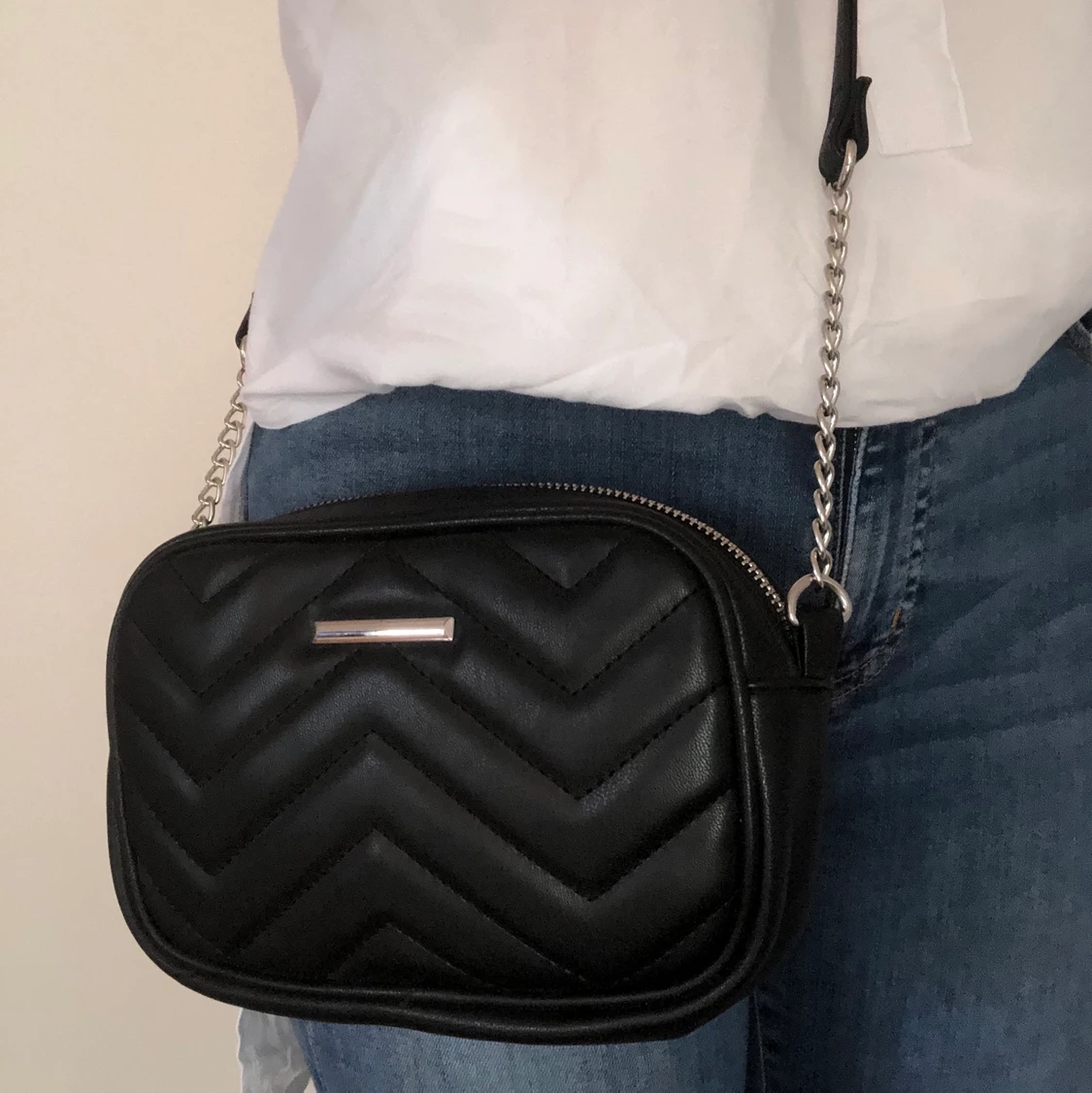 Liten axelremsväska