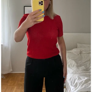 Zara tröja - Säljer denna tröja från zara, oanvänd med lapparna kvar. (Storlek L men liten i storlek så passar S & M) 💖💖