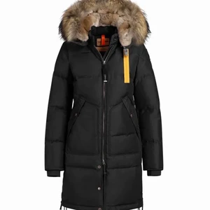 Parajumper Long bear  - Hejhej! 💕säljer min parajumper longbear i storlek S svart. säljs för 2500 pga borttappat kvitto jackan är i fint skick då jag även kemtvättat den. (Köpt på jackie)