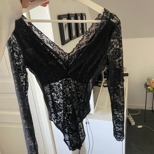 Svart spetsbody  - Svart spetsbody från H&M i storleken S i fint skick. Sitter bra och är bekväm, men säljer då den inte längre kommer till användning. Köpt för mellan 150-250kr, säljes för 35kr + frakt🧡