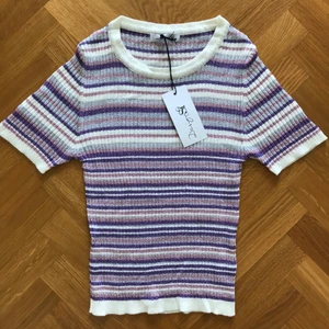 Glittrig tröja lila/vit  - Fin top i storlek xs/s från Design by Si, Aldrig använd (Nypris 269 kr) 