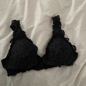 Svart bralette - Säljer denna svarta bralette från Kappahl för 20kr +frakt. Den har blivit förliten och därför säljer jag den😊