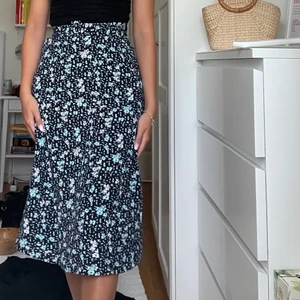 Blommig kjol - Säljer denna skönhet från & other stories. Är endast använd 1 gång. Den har en dragkedja på sidan och ett tyg bälte (🤔) upptill som gör att man kan spänna åt kjolen i midjan💕