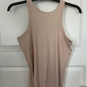 Ribbat linne - Beiget ribbat linne. Använd 1-2 gånger. Nyskick