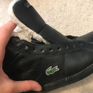 Lacoste skor  - Jättesköna nu till hösten med ull på insidan. Jag kan ha dom även fast jag har storlek 39 som vanligt 