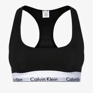 Säljer denna svarta Calvin Klein bralette som är i väldigt bra skick🥰 (Första och andra bilden är lånade). Köparen står för frakten
