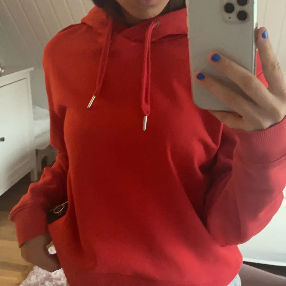 En röd fin hoodie ifrån Calvin Klein som inte kommer till användning❤️ den är i fint skick och är i storlek XS! . Hoodies.