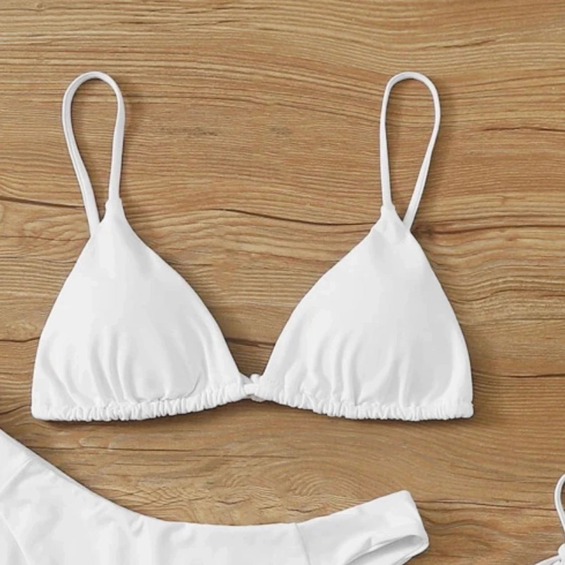 Vit bikinitopp oanvänd 