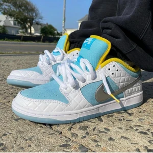  Nike SB Dunk Low ’FTC LAGOON PULSE ’ -  Nike SB Dunk Low ’FTC LAGOON PULSE ’  Tillgänglig i storlek⬇️  • EU43   • Pris: 3599kr   • Skick: DS/Oanvänd   • Vi nås genom dm för eventuella frågor eller funderingar!  • Flera bilder fås via dm  #erisneakers 
