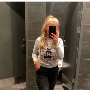 Kenzo - Äkta kenzo tröja endast använt ett fåtal gånger. Pris kan diskuteras, jag säljer det pgr av att jag inte använder den längre så då kan den göra bättre nytta i någon Annas garderob