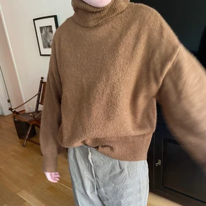 Brun stickad tröja. - Stickad tröja med stor krage. Ljusbrun och höstig! Superskön och snygg, den är använd vilket syns, men i bra skick!