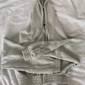 En zip hoodie från Gina tricot som är croppad i modellen. Tror inte exakt denna finns att köpa längre. Den är i nyskick. Superfin mintagtig grön färg!🙌🏼