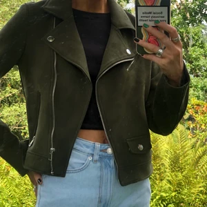 Jacka  - Supersnygg jacka i mockaaktigt material, mörkgrön färg :) köpt i Spanien för ett antal år sedan, storleken är oklar men jag brukar bära xs/s och den passar bra på mig! 200kr + 66kr spårbar frakt