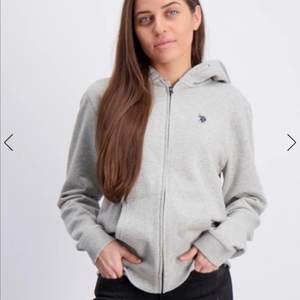 Detta är en hoodie ifrån kidsbrandstore i storlek M där den är ny och har pris lappen på och efter som den helt ny är den bra skick