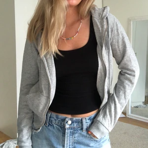 Grå munkjacka - Säljer min snygga gråa munkjacka från HM som använts 2 gånger. Den är i väldigt bra skick🥰😍😇 frakt ingår ej i kostnaden