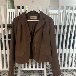 Brun kavaj ifrån Only💕 - Fin ny kavaj ifrån only, kommer aldrig till användning💕