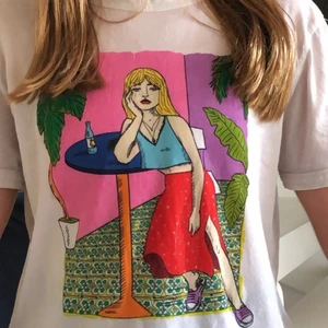 En snygg t-shirt med snyggt tryck!  - T-shirt från Zara från damavdelningen, i bra skick.