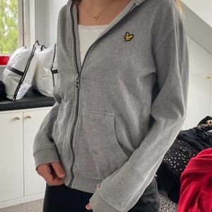 Grå zip-up - Grå zip-up från Lyle&Scott🤍