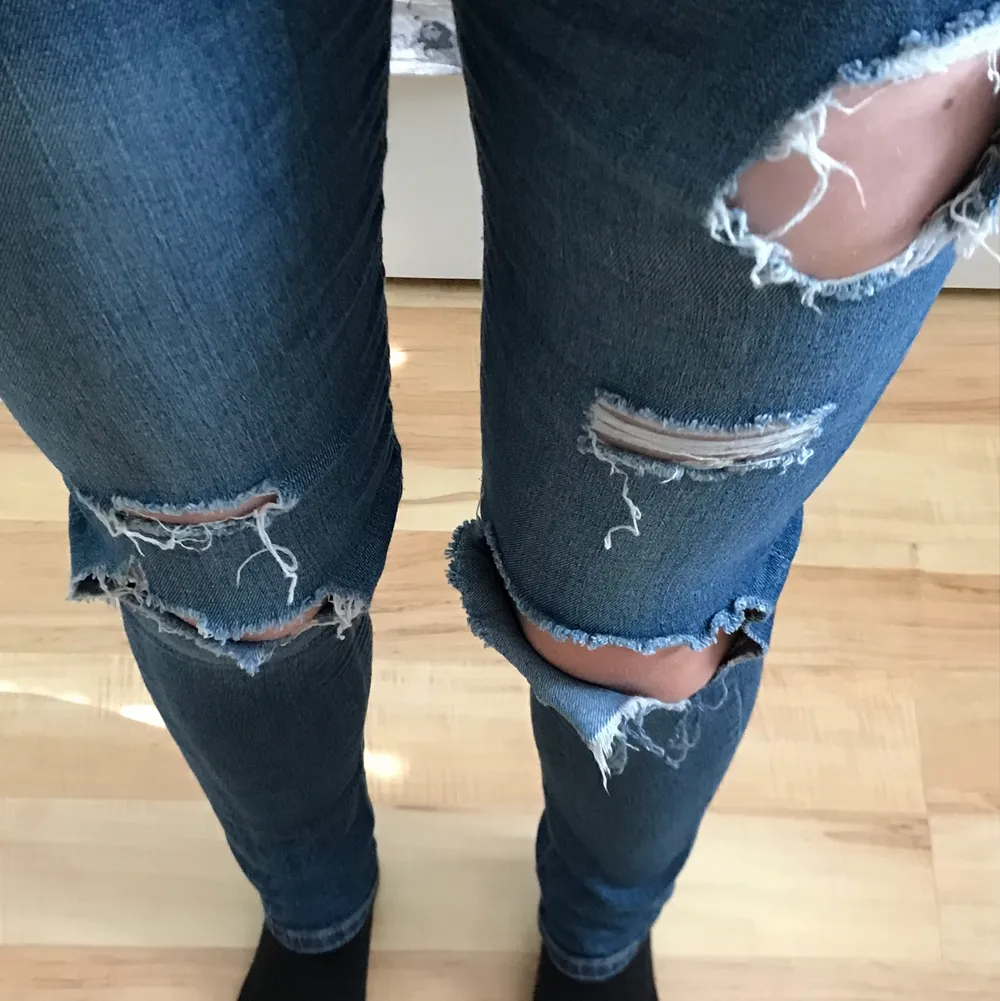 Säljer ett par jötte snygga jeans från Lager157🥰 står ej stolek men skulle säga XS💘inte använda mycket! 70kr🌈💫. Jeans & Byxor.