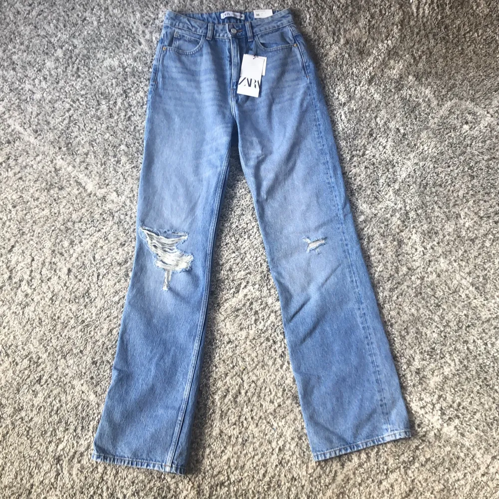 helt oanvända straight zara jeans stl 36 . Jeans & Byxor.