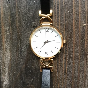 Klocka - Endast testad klocka. Mkt fin med guld detaljer