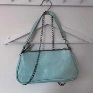 Mintgrön handväska med kedjor som detalj! Supersöt 💚