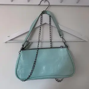 Mintgrön handväska med kedjor som detalj! Supersöt 💚
