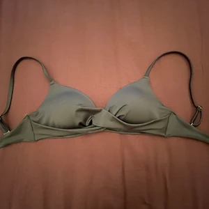 Bikiniöverdel från H&M 👙 - Här säljer jag en snygg bikinöverdel från H&M. Den är olivgrön 🫒 och i EUR storlek 75C. Endast provat. 