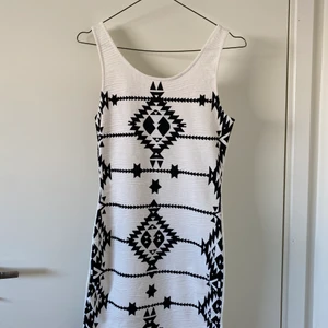 Mönstrad tight klänning  - Storlek S, använd 1 gång. 