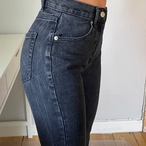 Pull&bear svarta mom jeans - Säljer dessa assnygga svarta mom jeans från pull&bear i superbra skick! I storlek 34. Har använts bara ett fåtal gånger och säljer för att de är för små för mig. Betalning sker via swish och köparen står för frakten. 