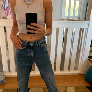 Mörkblå jeans  - Mörkblå jeans i storlek 26 från hm. Modellen är rak 