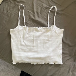 Vitt kort linne🤍 - Ett oanvänt vitt gulligt linne från hm🤍xs men passar upp till M då det är stretchigt! Köpare står för frakt💋