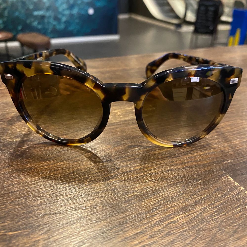 • Oliver Peoples solglasögon • Gradient Hickory Tortioise • Något använda, små repor på glaset • Fler bilder finns • Frakt tillkommer (spårbart). Accessoarer.