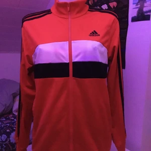 Adidas - Röd, svart och vit ovanlig retro-adidas. Finns det intresse så kan jag sälja den. Mycket gott skick. 