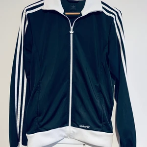 Adidas retro zip tröja - Snygg retro Adidas zip tröja. Inköpt på second hand butik i Berlin. Jättefint skick. Stl S men funkar även till M.