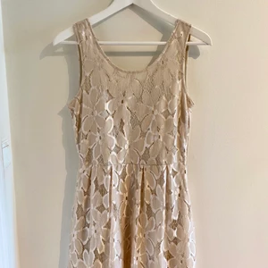 Vero Moda klänning  - Fin beige klänning som är perfekt när man är lite brun. Funkar både till vardags eller när man vill vara lite extra fin 🤗