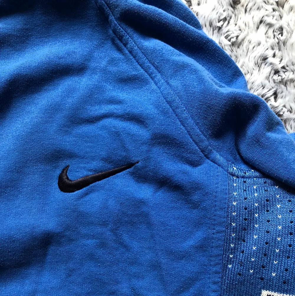 Snygg blå vintage Nike tröja!! Supermysig och stilren. Vet inte exakt storlek, men den är oversize och passar bra på mig som är 1.70 lång. Köparen står för frakt.. Tröjor & Koftor.