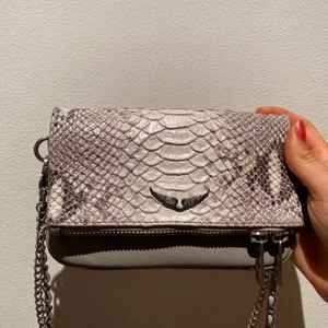 Zadig et voltaire nano snake bag - Väska i superbra skick, köpt för ca 2 år sedan och har använts ett par gånger. Perfekt storlek och unikt mönster som är slutsåld på Zadigs egna hemsida. 
