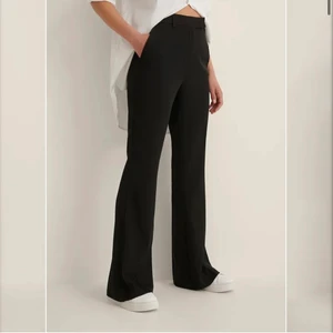 NA-KD kostymbyxor strl 36 - Plagget är i nyskick och har blivit använd endast en gång. Säljer då de är lite stora på mig upptill. Jag brukar ha mellan storlek 34 och 36 så det är ofta 36 kan vara lite stort för mig. Längden är perfekt för mig som är ca 170. Bilderna är lånade då jag inte tycker de sitter som de ska på mig.