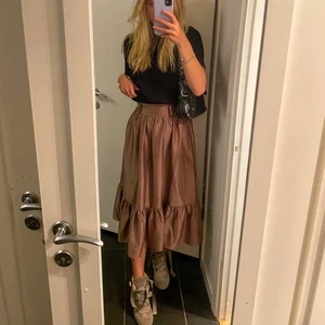 Kjol NAKD - Jättefin kjol från NAKD, aldrig använd i nyskick. Säljer pågrund av flytt. I storlek 32 och ganska tajt i midjan:) säljer endast vid bra bud💖