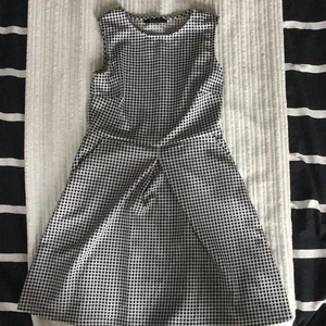 Rutig klänning  - Inte använd nån gång! Jätte bra skick och jättefin! Säljer pga att den är för stor.